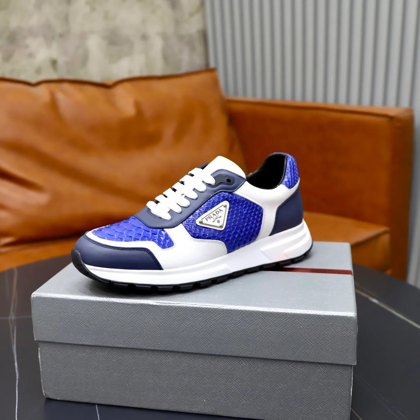Factory price: 600💰Cow leather lining Brand: PRADA (Prada) Standard code: Men's size 38/44 (45 can be customized) Grade: Same as the official website Material: Original cowhide splicing imported cowhide lining Original combination two-color wear-resistant soft outsole Style category: Leisure and sports version Young fashion European and American trend British style Color: Real picture color